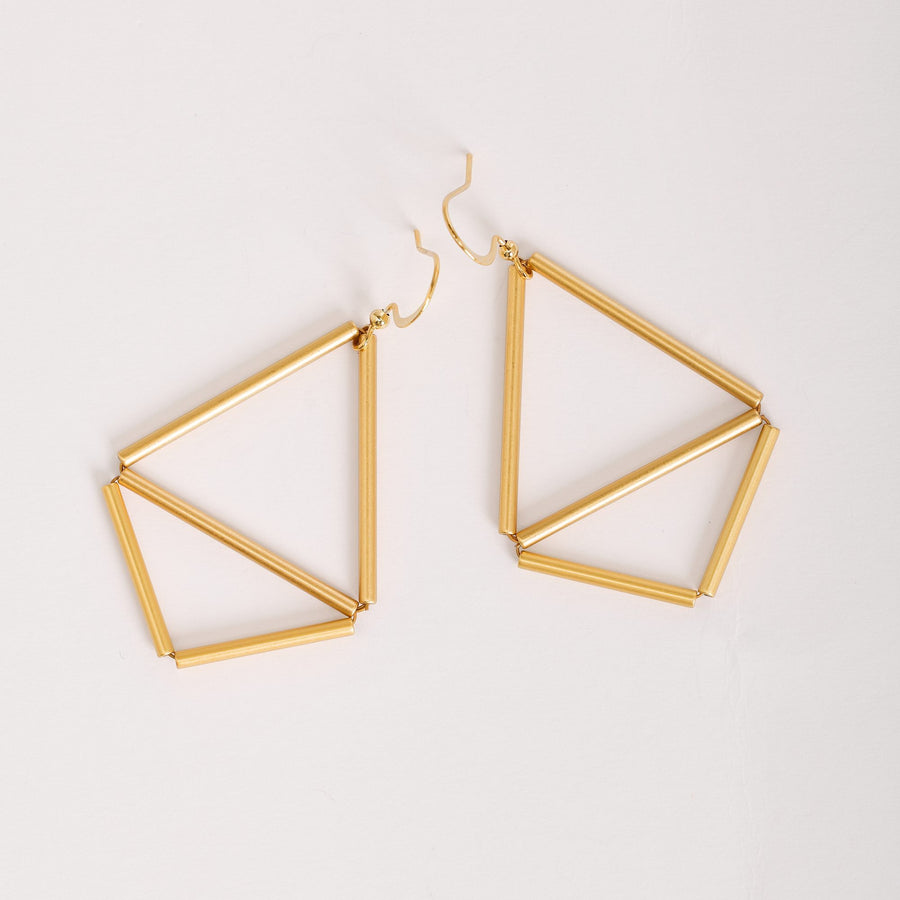 Orecchini Kite 1 Oro in ottone dorato satinato e argento dorato, su fondo chiaro