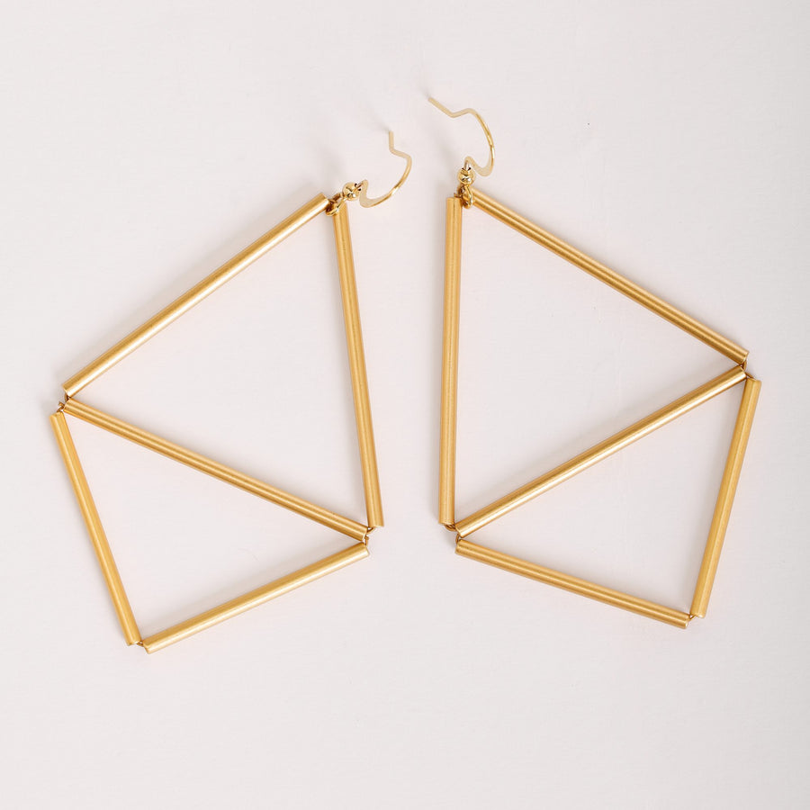 Orecchini Kite 2 Oro in ottone dorato e argento dorato, su fondo chiaro