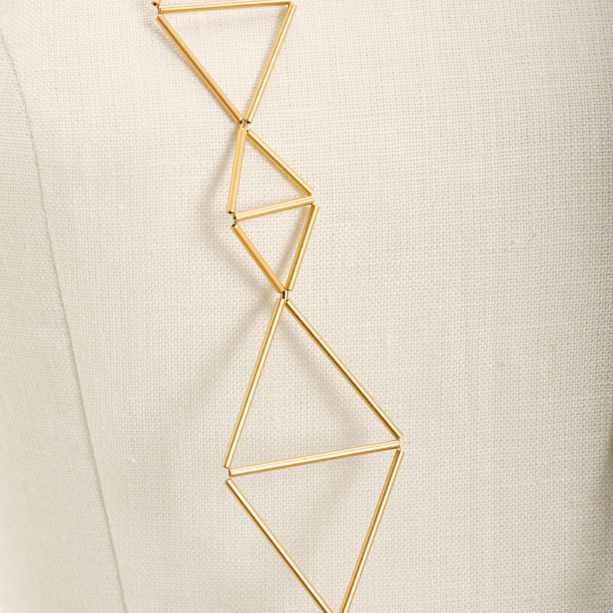 Collana Kite Oro in tubini in ottone dorato e argento dorato, su fondo chiaro
