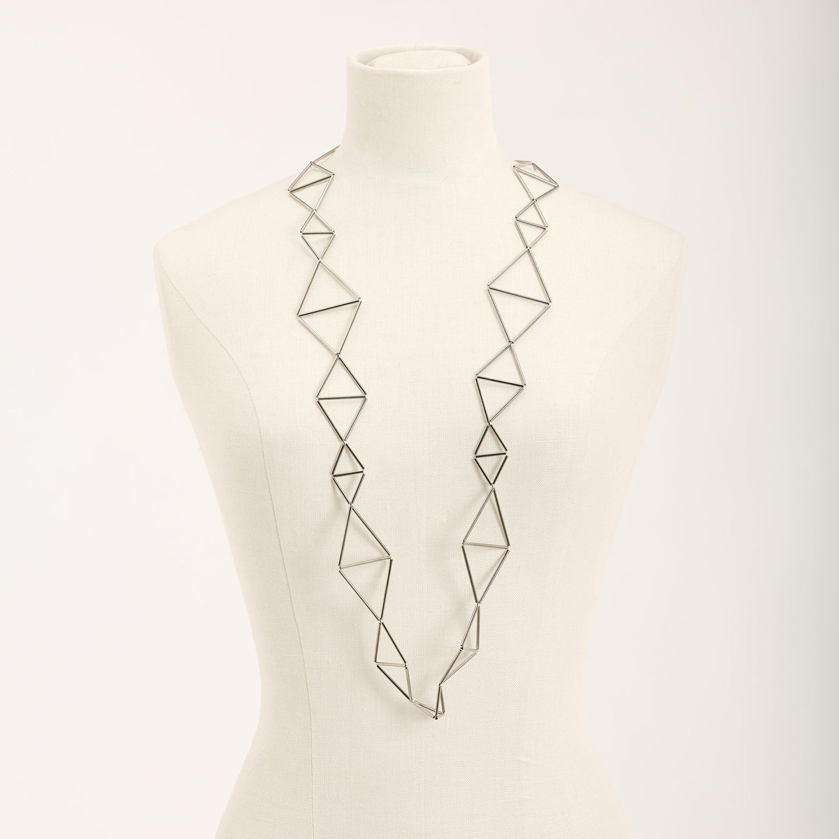 Collana Kite Rodio in tubini di ottone rodiato e argento rodiato, su fondo chiaro