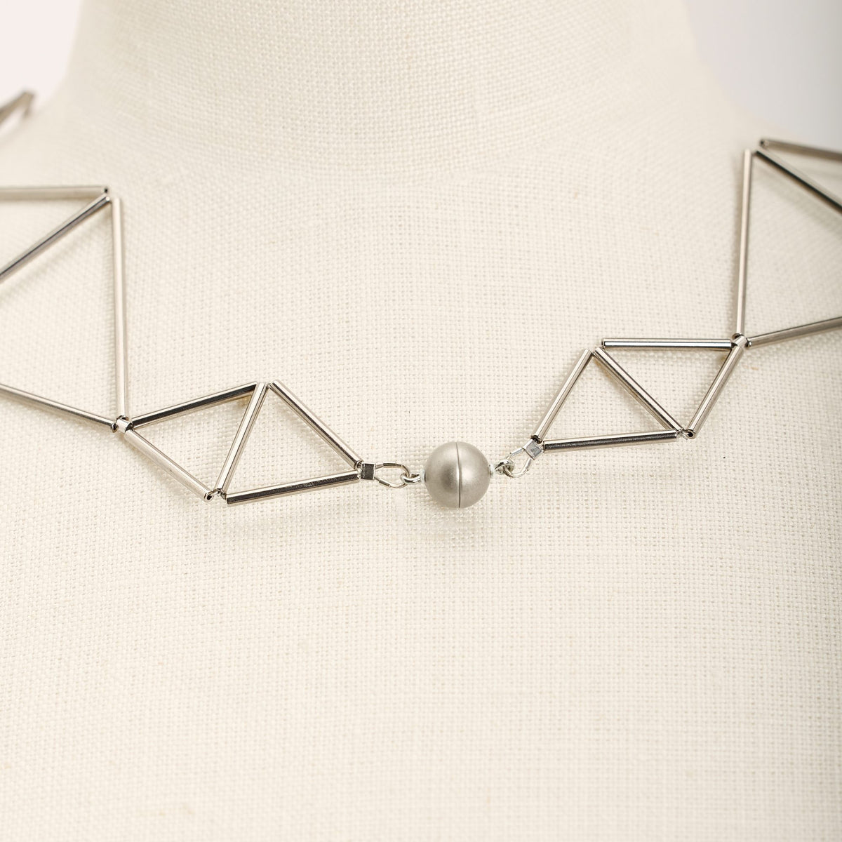 Collana Kite Rodio in tubini di ottone rodiato e argento rodiato, su fondo chiaro