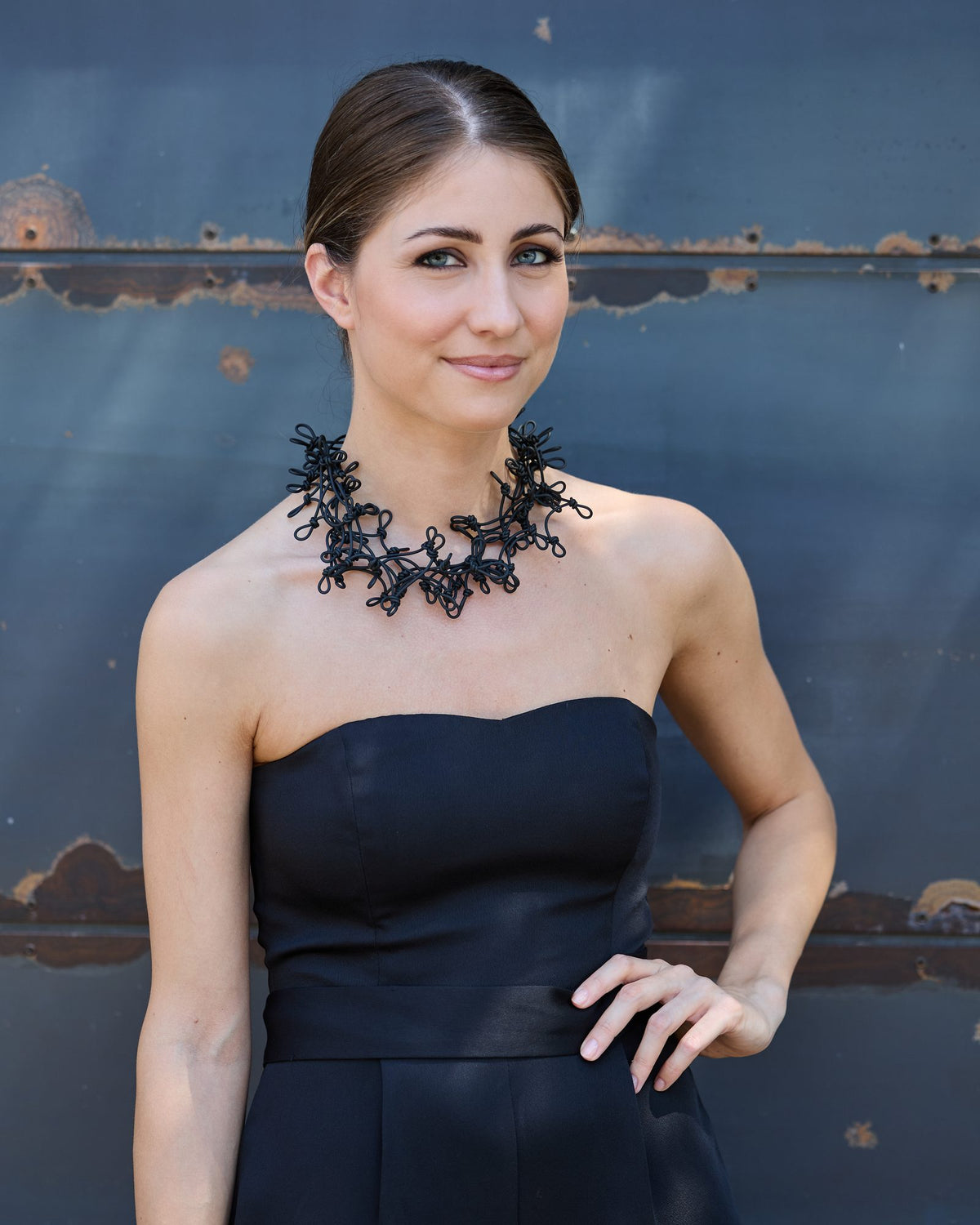Woman wearing Knots Short Necklace