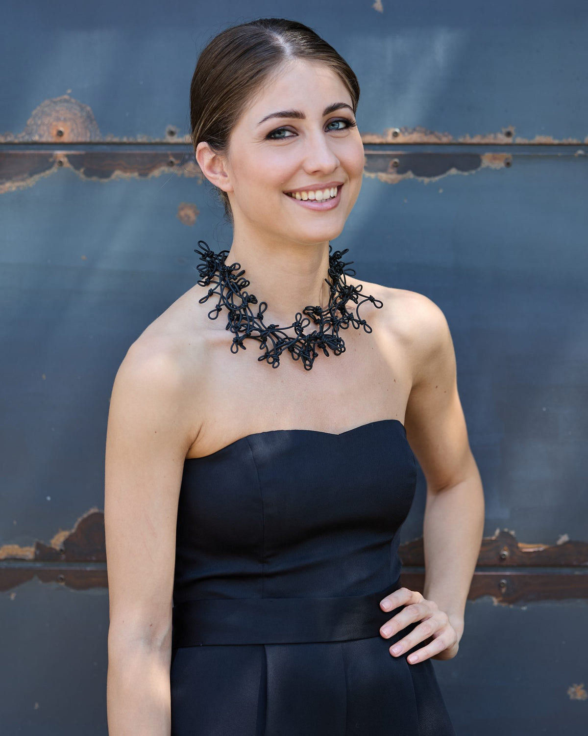 Woman wearing Knots Short Necklace