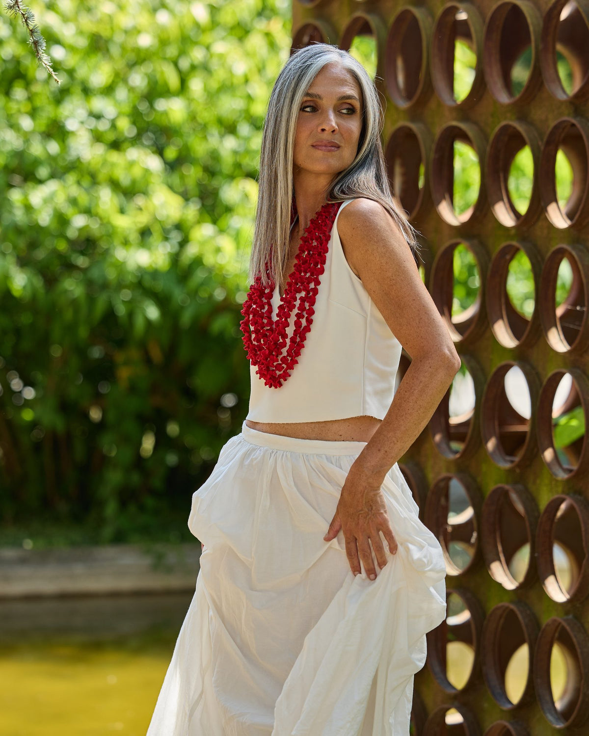 Donna con la Collana Laccio lunga