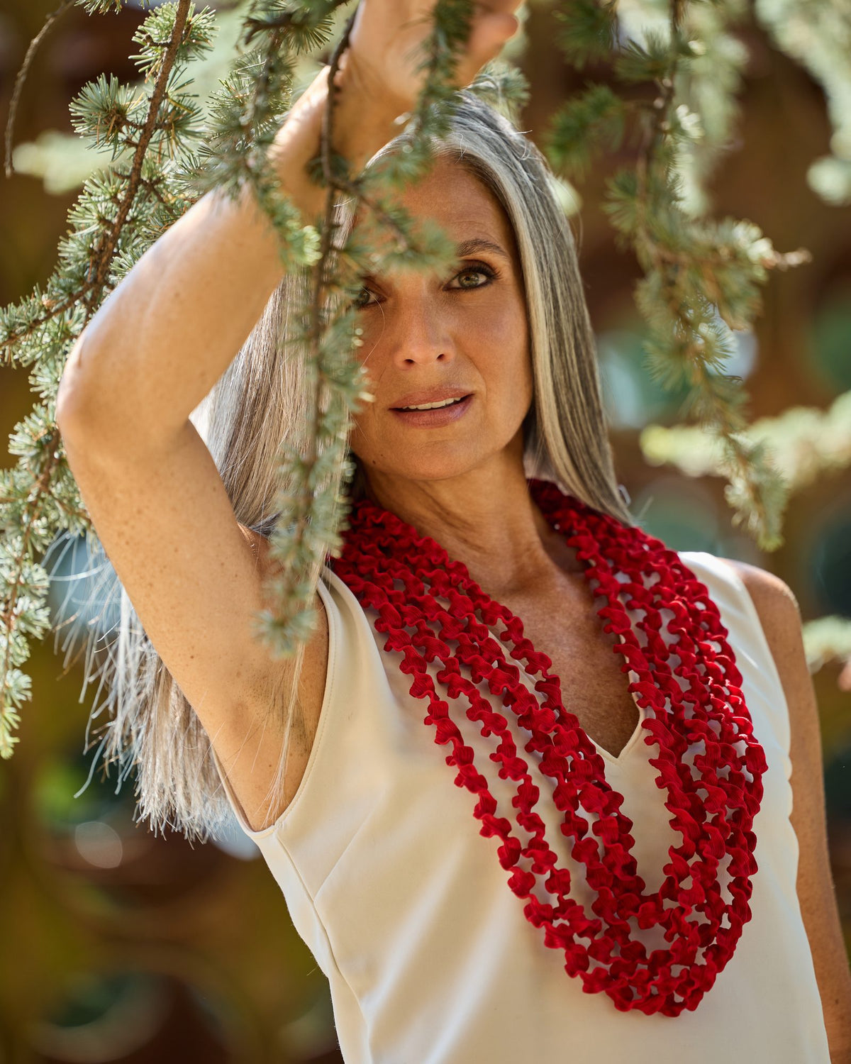 Donna con la Collana Laccio lunga