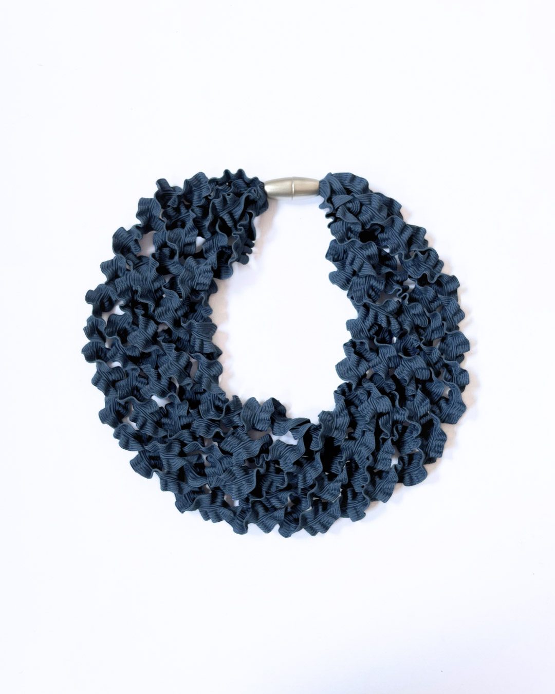 Woman wearing Laccio Short Necklace