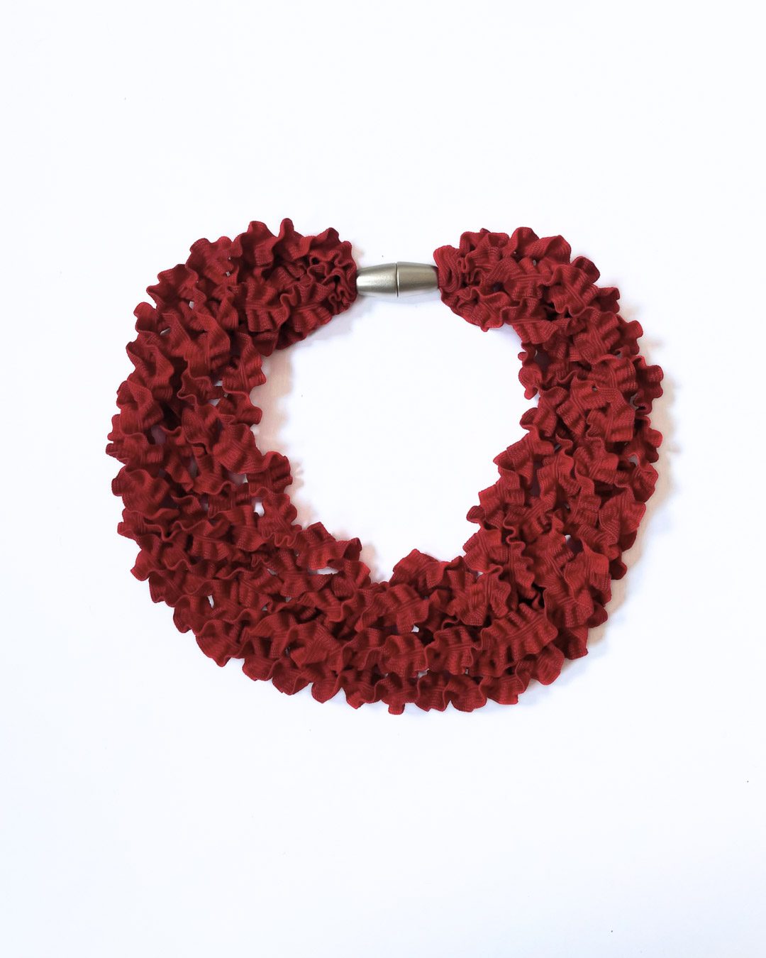 Woman wearing Laccio Short Necklace