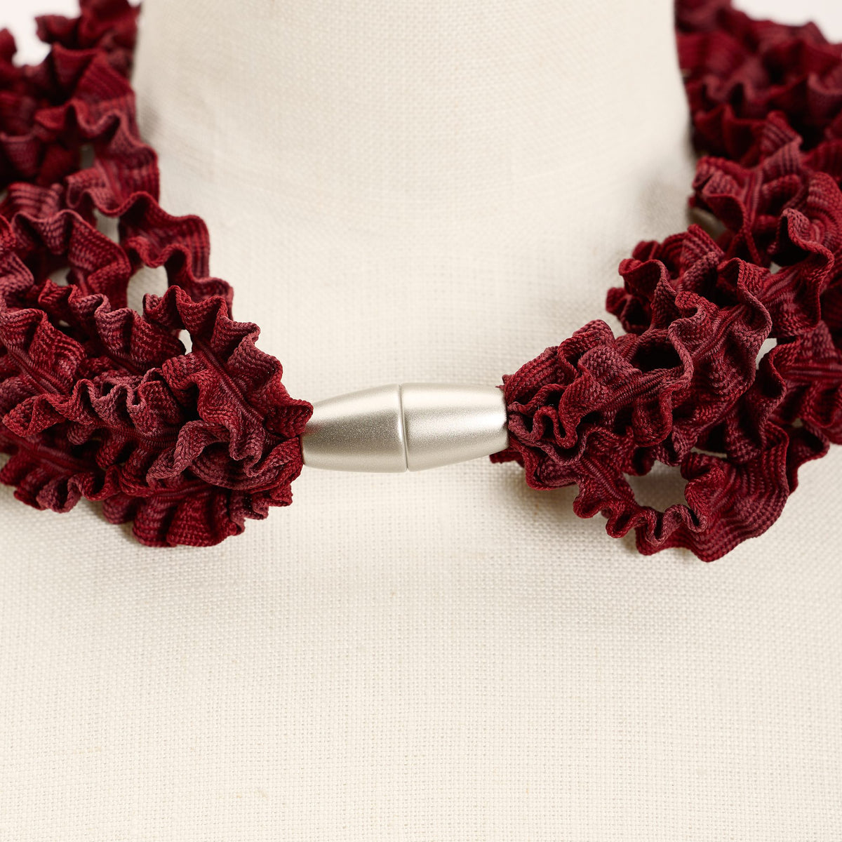 Laccio Short Necklace, burgundy