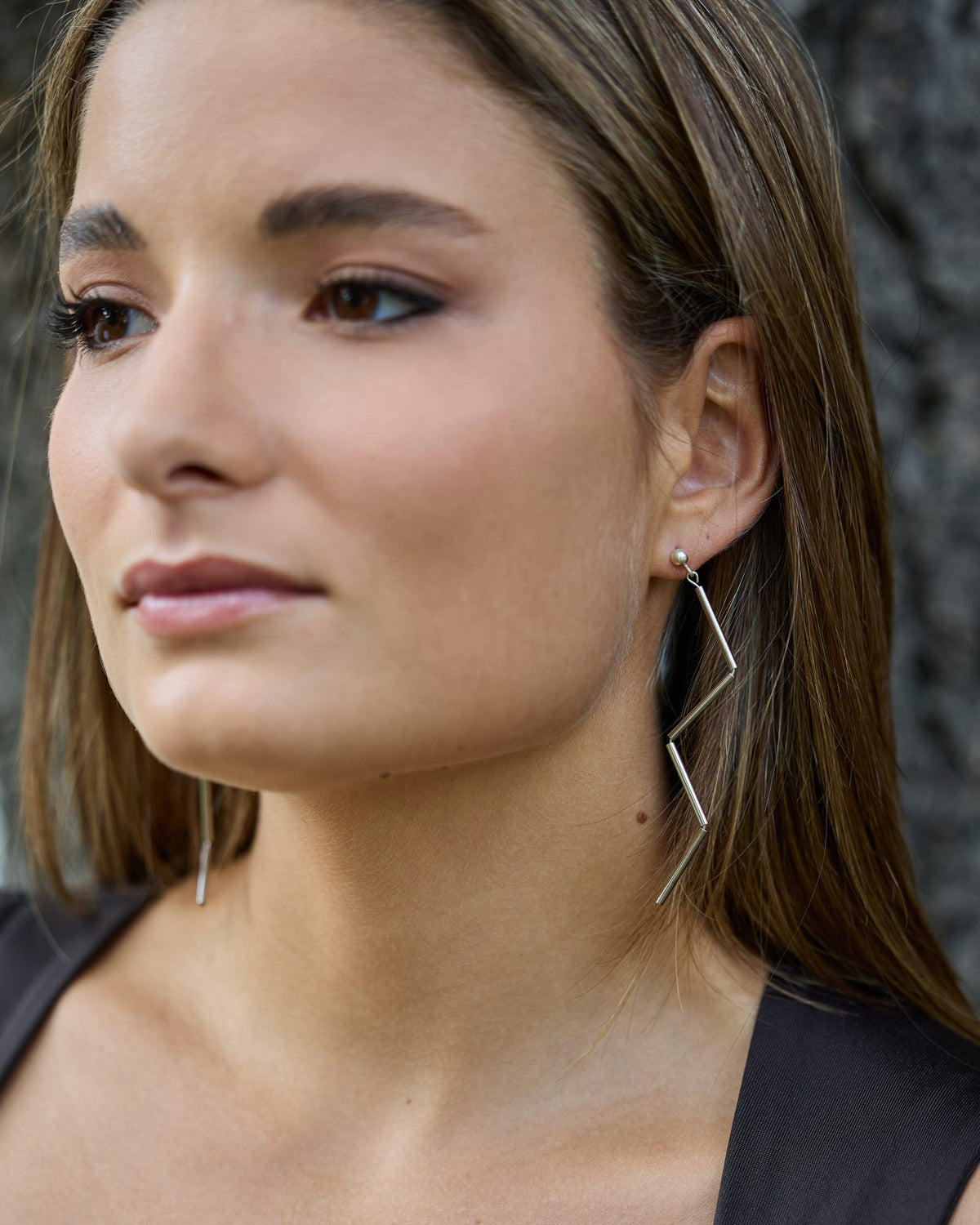 Orecchini Lampo Rodio in ottone rodiato e argento rodiato, indossati