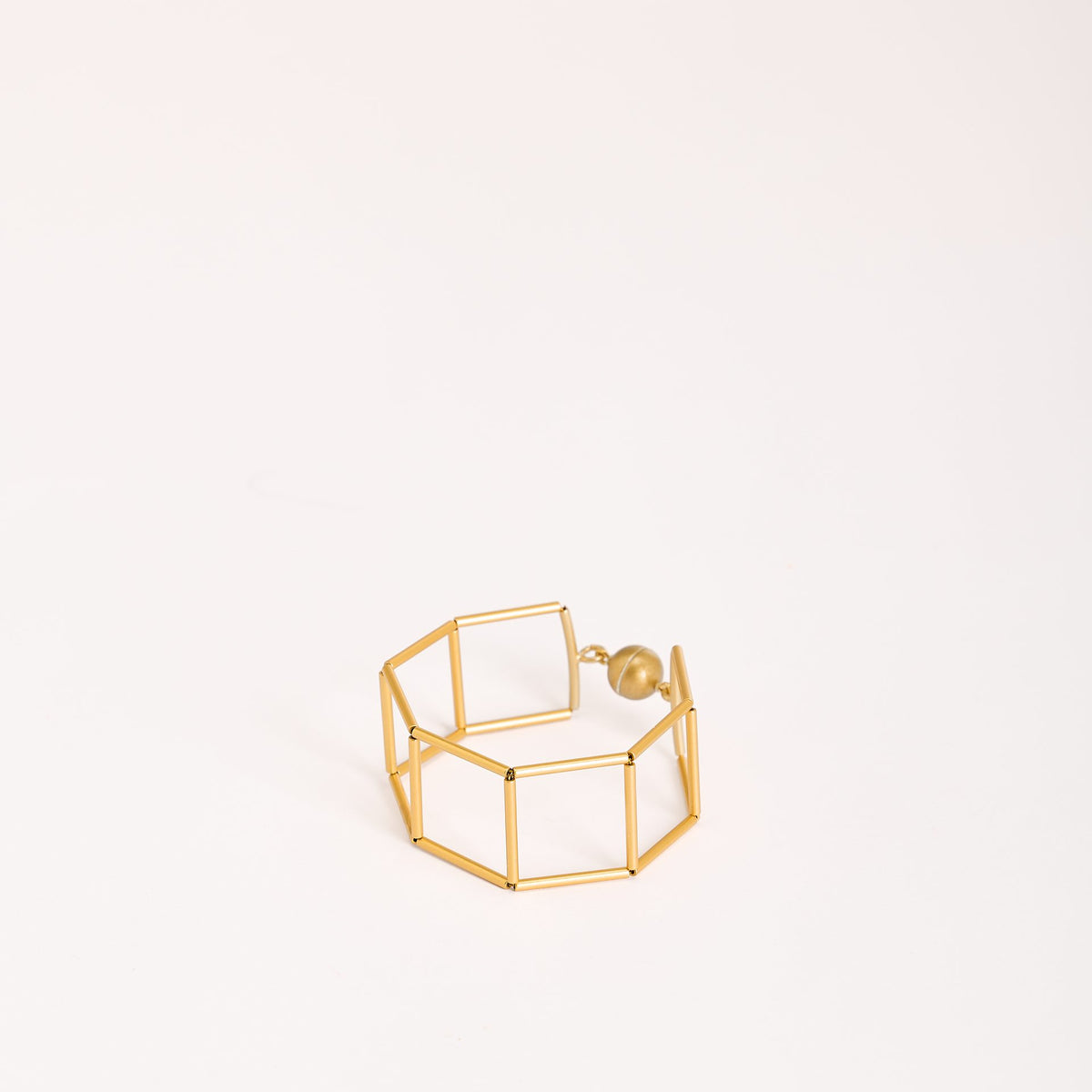 Bracciale Losanghe 1 Oro in ottone dorato e chiusura magnetica in resina, su fondo bianco