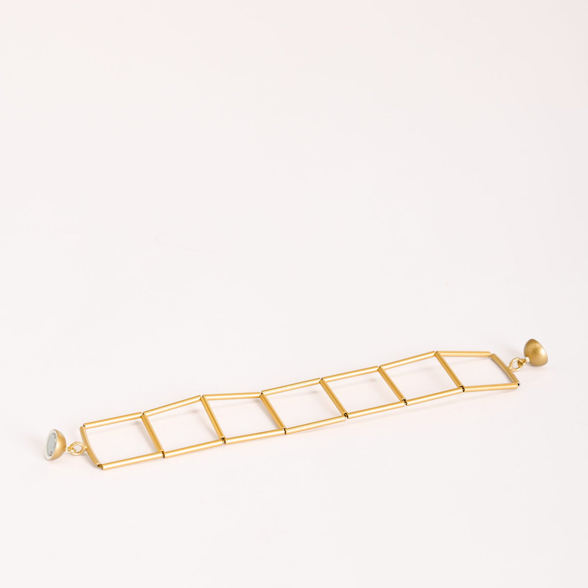 Bracciale Losanghe 1 Oro in ottone dorato e chiusura magnetica in resina, dettaglio ravvicinato su fondo bianco