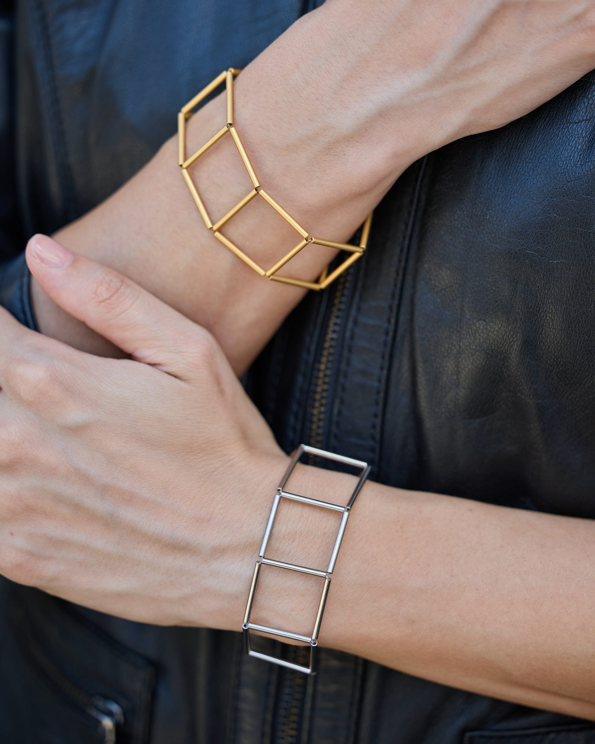 Bracciale Losanghe 1 Rodio in ottone rodiato e chiusura magnetica in resina, indossato, dettaglio sul polso