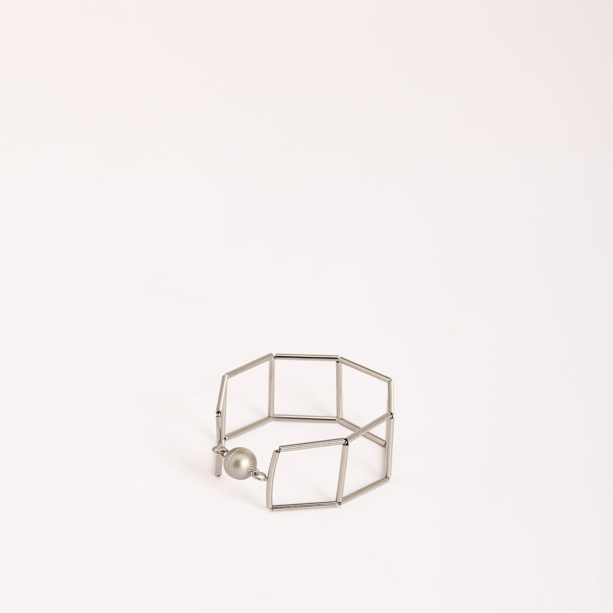 Bracciale Losanghe 1 Rodio in ottone rodiato e chiusura magnetica in resina, dettaglio ravvicinato su fondo bianco