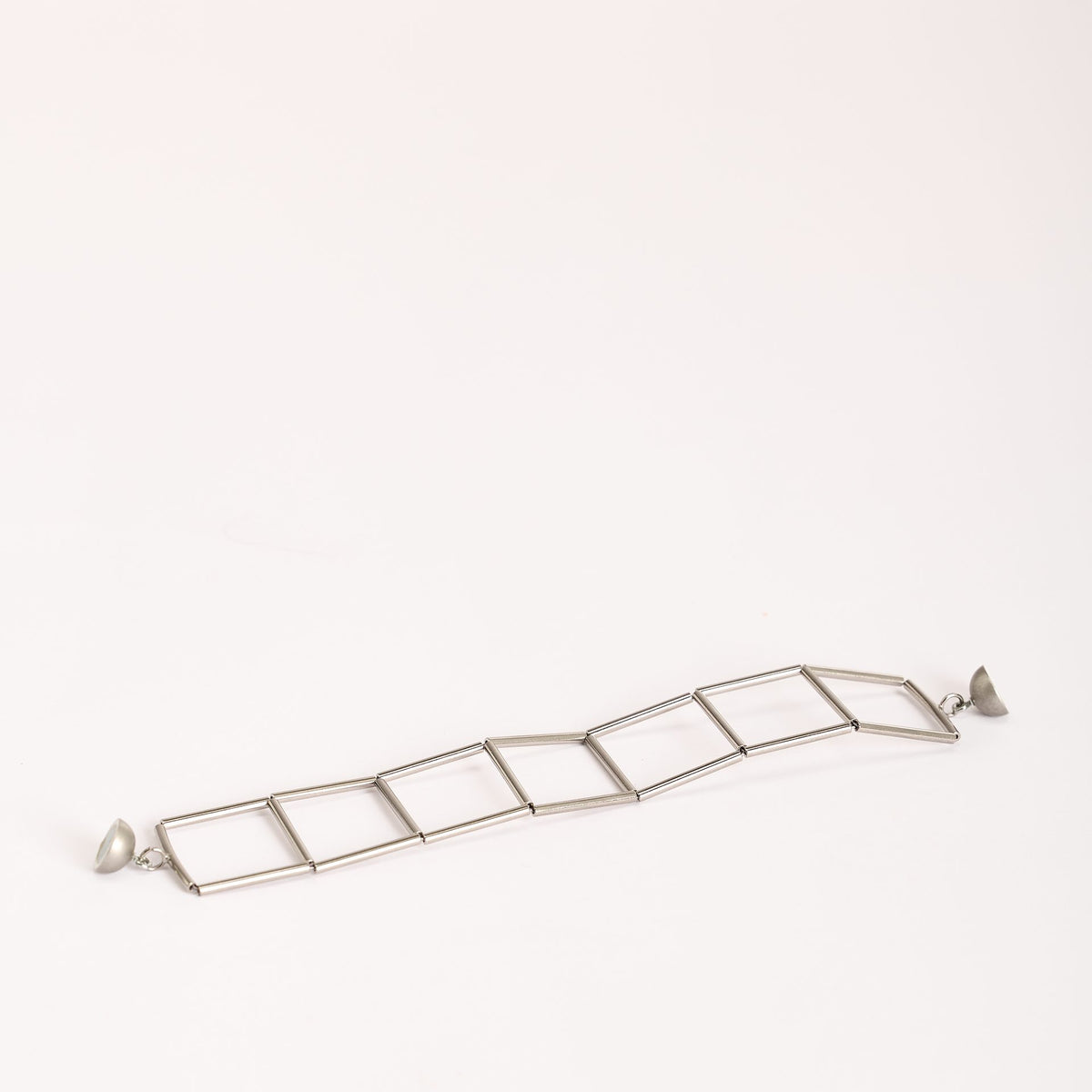 Bracciale Losanghe 1 Rodio in ottone rodiato e chiusura magnetica in resina, su fondo bianco