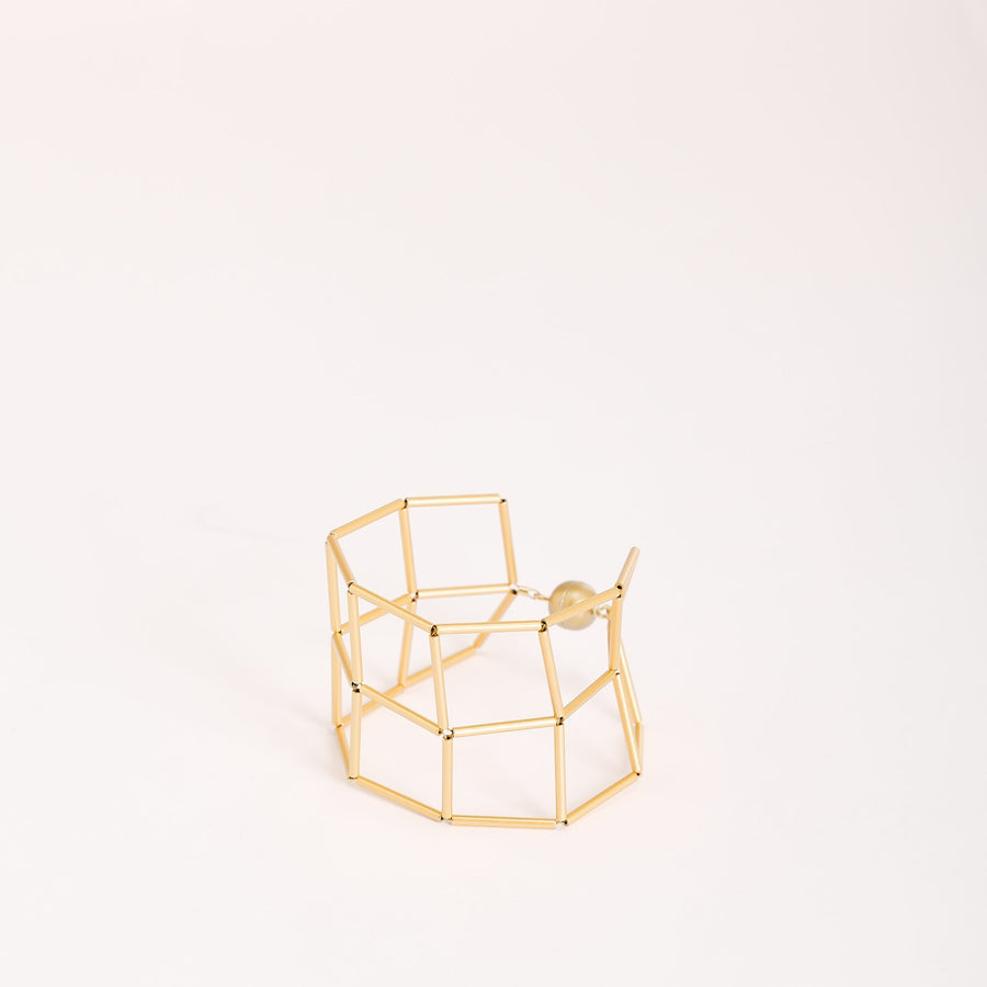 Bracciale Losanghe 2 Oro in ottone dorato e chiusura magnetica in resina, su fondo bianco