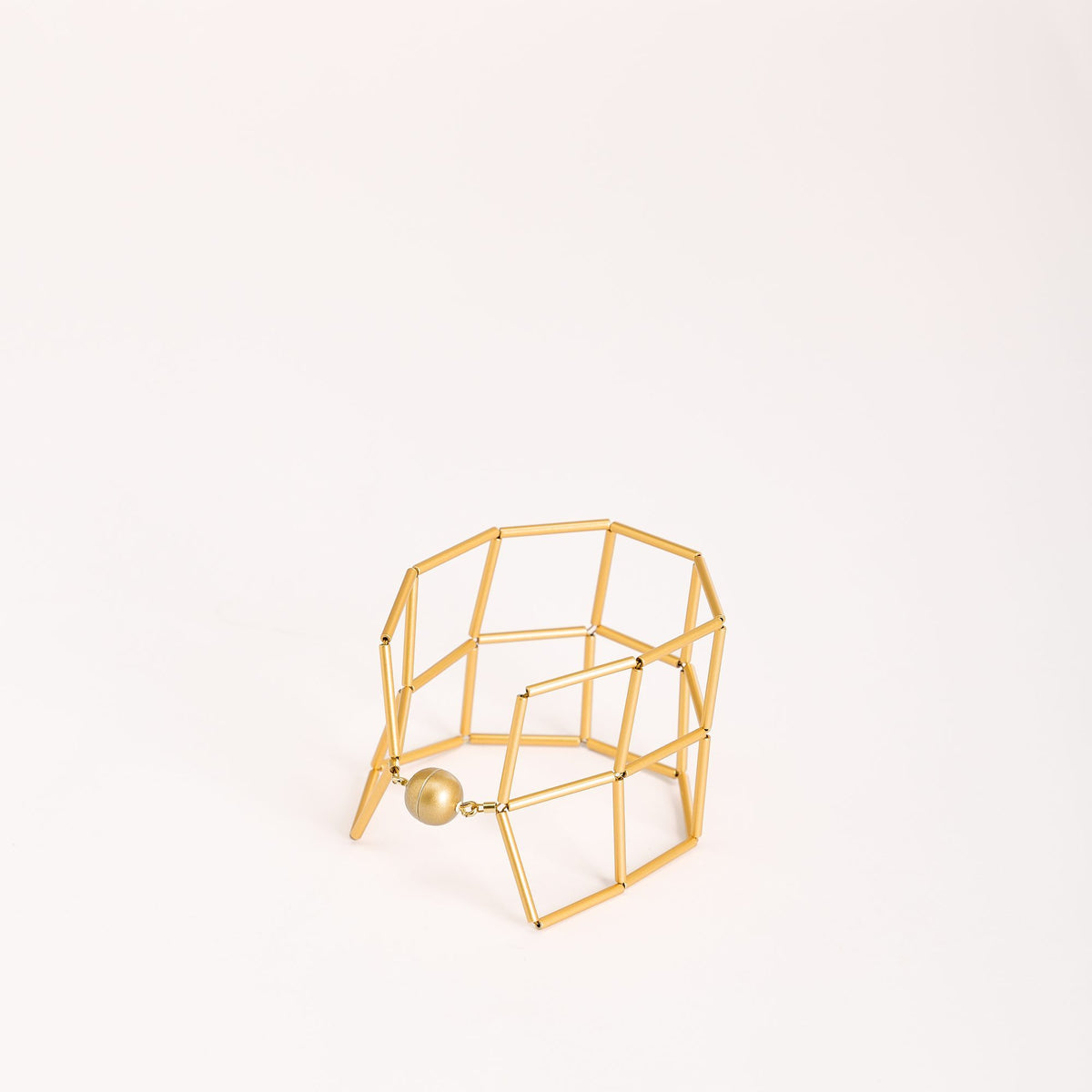 Bracciale Losanghe 2 Oro in ottone dorato e chiusura magnetica in resina, dettaglio ravvicinato su fondo bianco