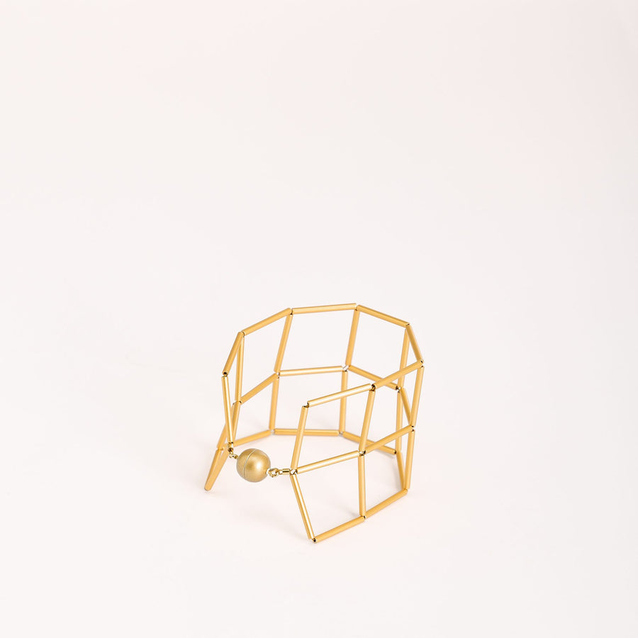 Bracciale Losanghe 2 Oro in ottone dorato e chiusura magnetica in resina, dettaglio ravvicinato su fondo bianco