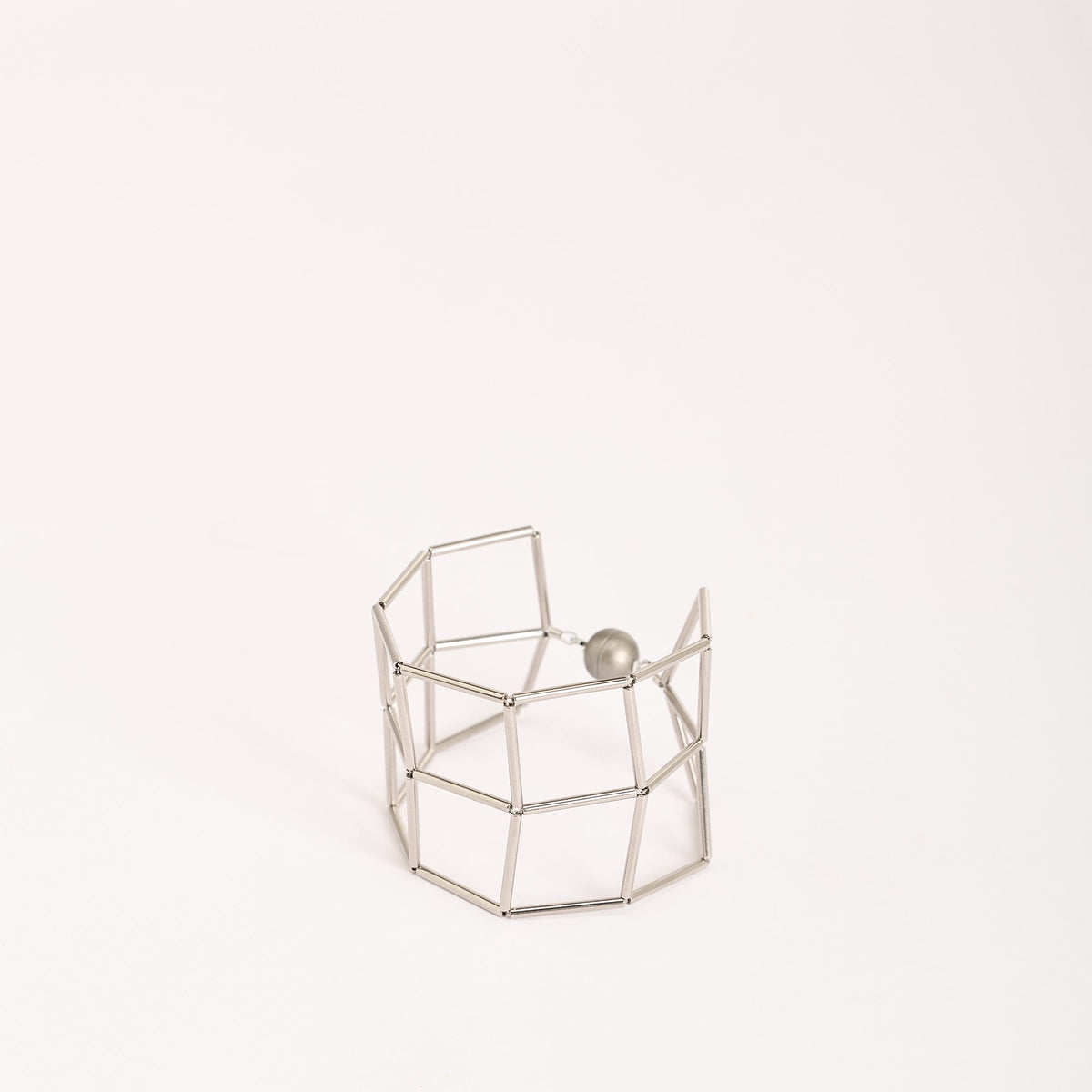 Bracciale Losanghe 2 Rodio in ottone rodiato e chiusura magnetica in resina, su fondo bianco