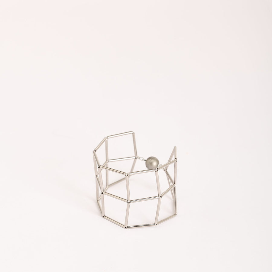 Bracciale Losanghe 2 Rodio in ottone rodiato e chiusura magnetica in resina, su fondo bianco