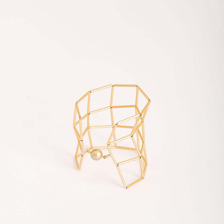 Bracciale Losanghe 3 Oro in ottone dorato e chiusura magnetica in resina, su fondo chiaro