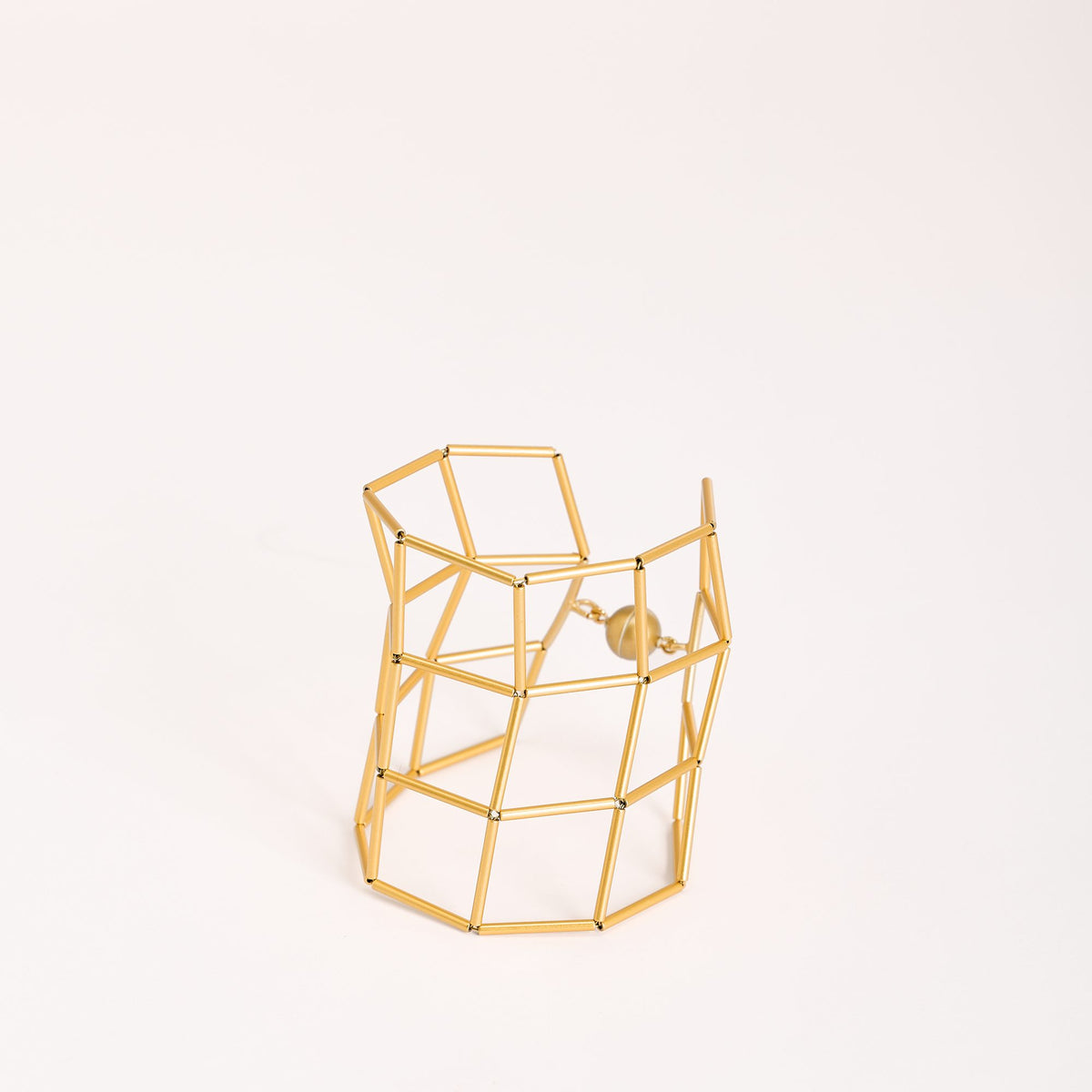 Bracciale Losanghe 3 Oro in ottone dorato e chiusura magnetica in resina, su fondo bianco