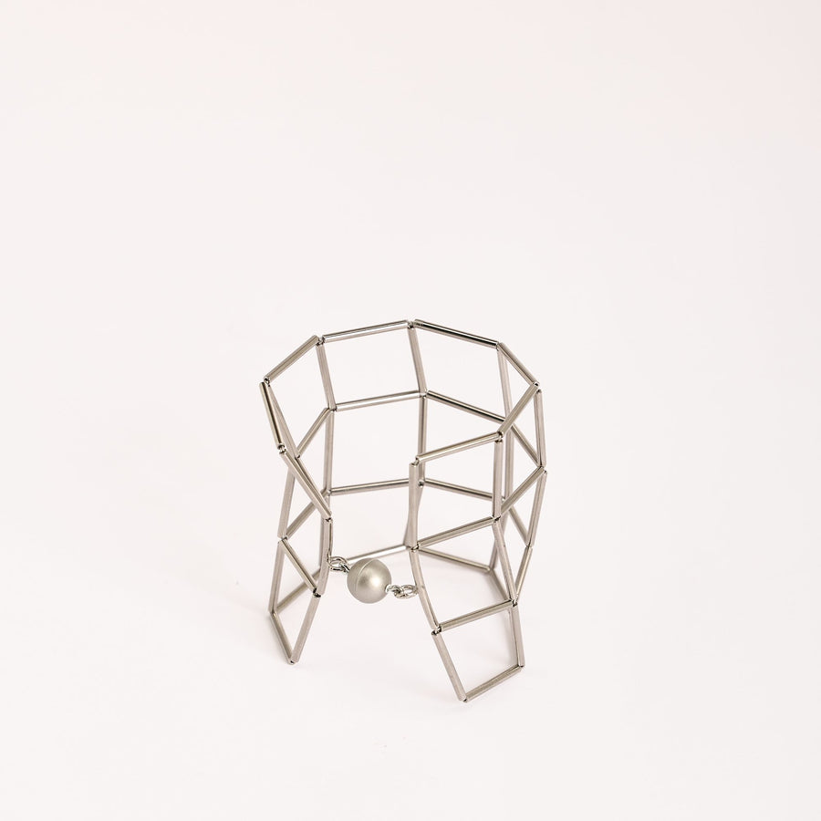Bracciale Losanghe 3 Rodio in ottone rodiato e chiusura magnetica in resina, su fondo bianco