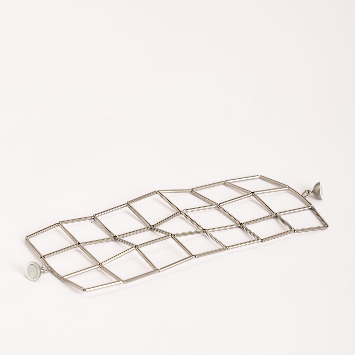 Bracciale Losanghe 3 Rodio in ottone rodiato e chiusura magnetica in resina, su fondo bianco