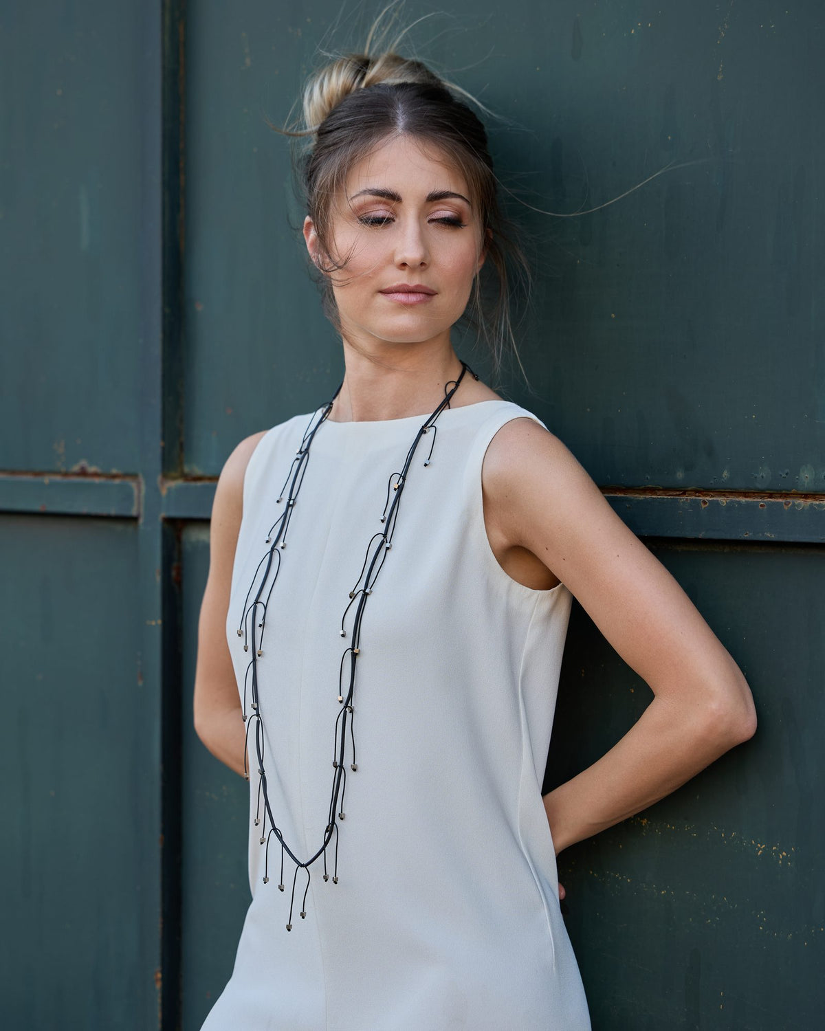 Donna con la Collana Luce Lunga