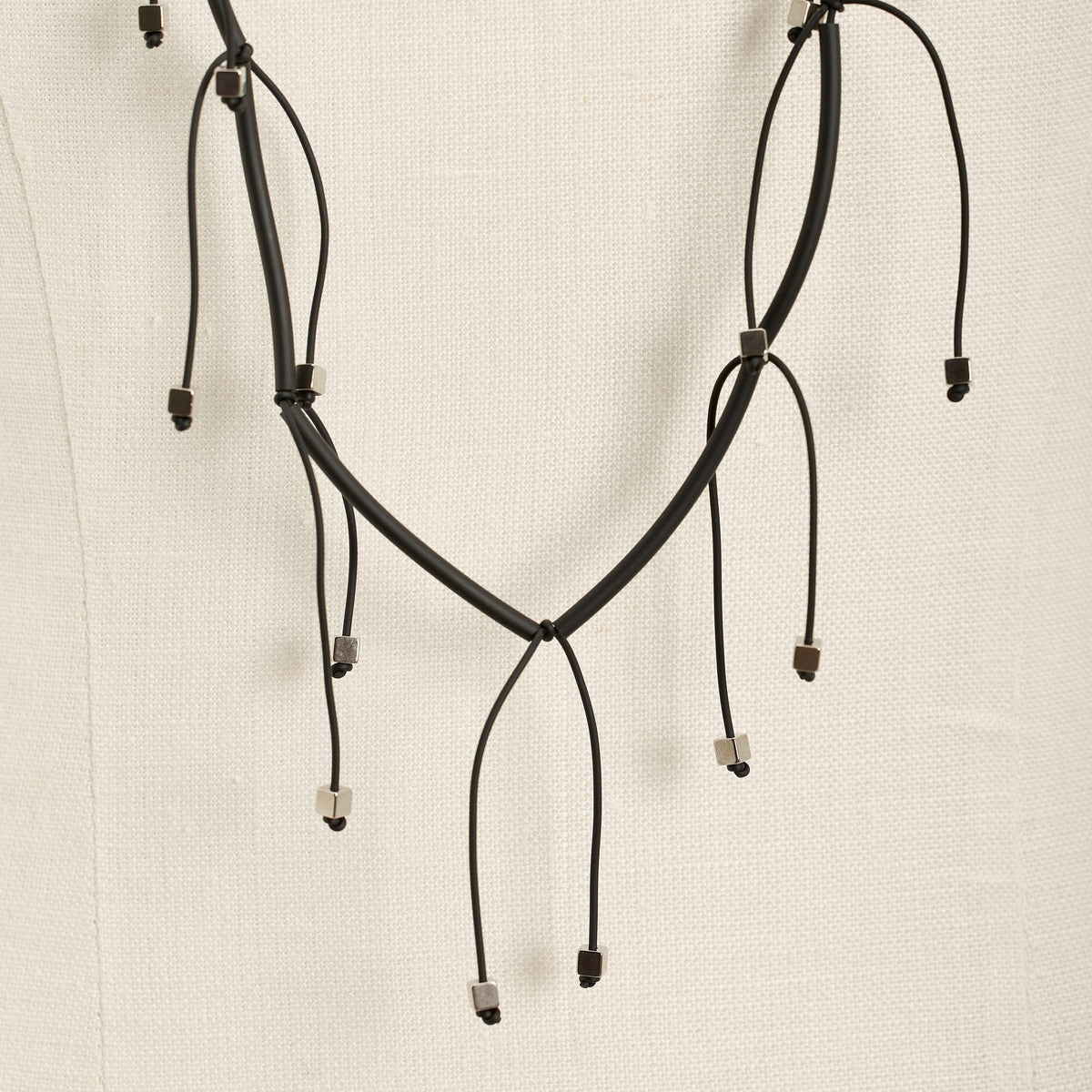 Collana Luce Lunga, nero