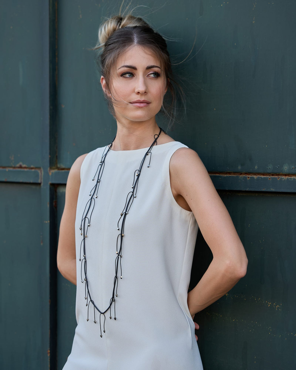 Donna con la Collana Luce Lunga