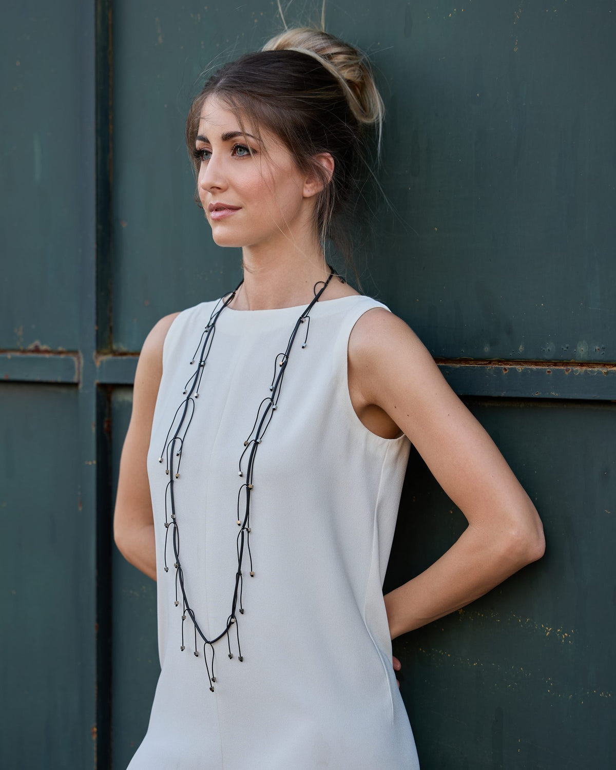 Donna con la Collana Luce Lunga