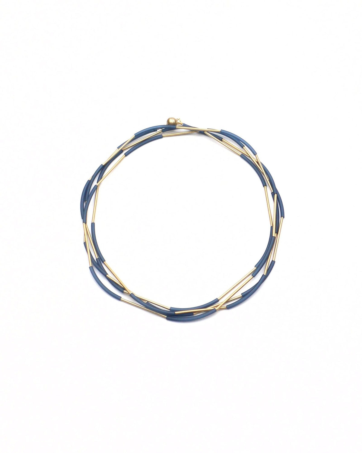 Woman wearing Nerò Gold Necklace