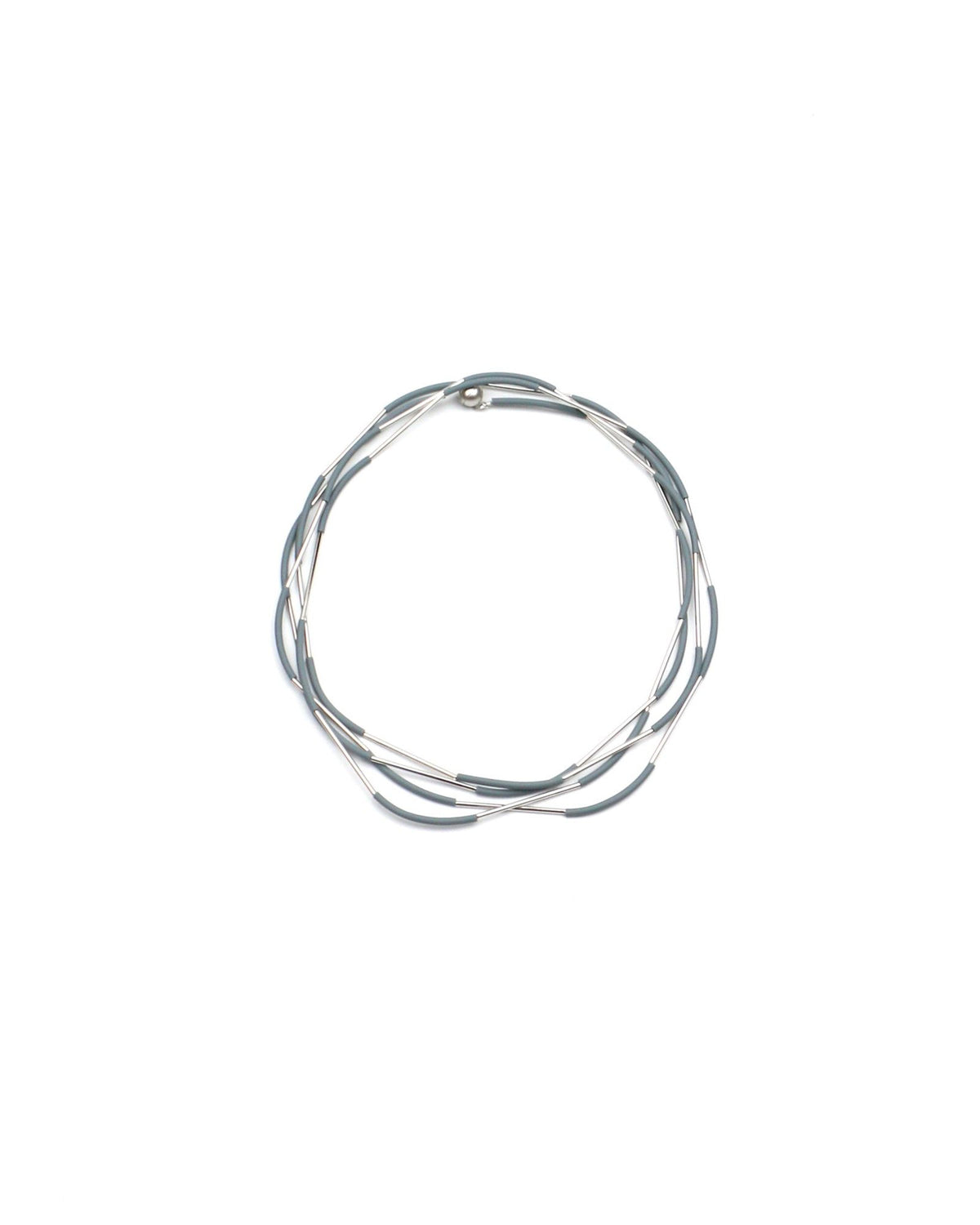 Woman wearing Nerò Rhodium Necklace