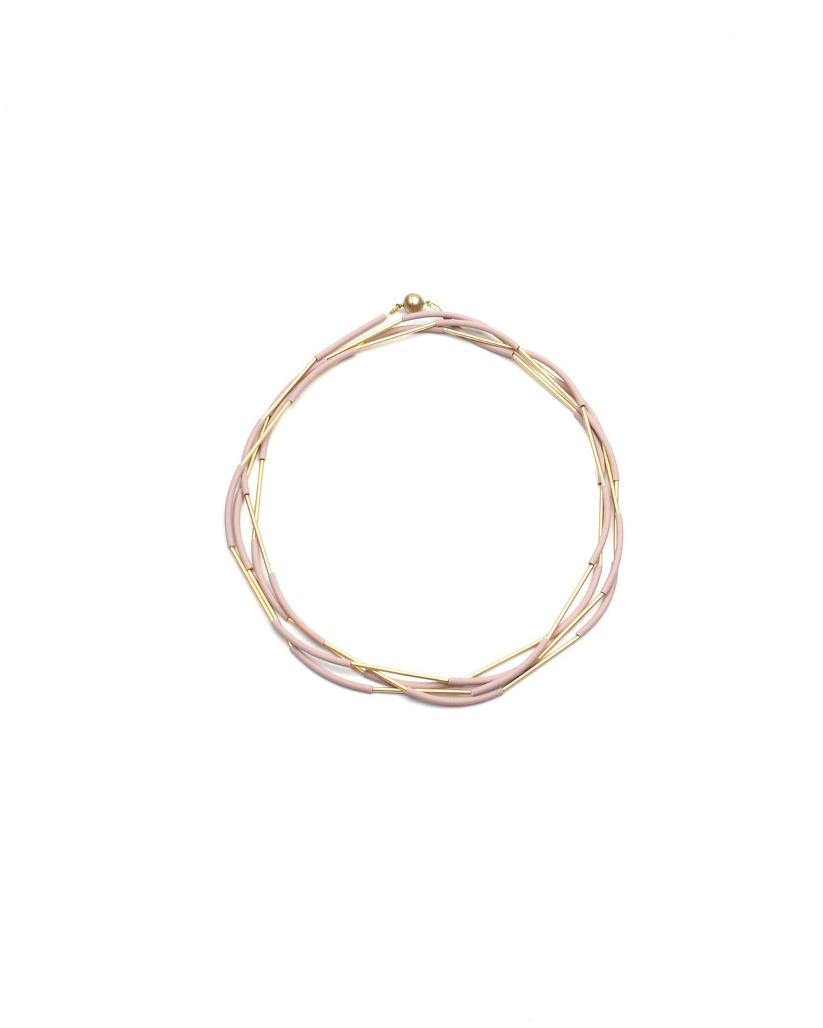 Woman wearing Nerò Gold Necklace
