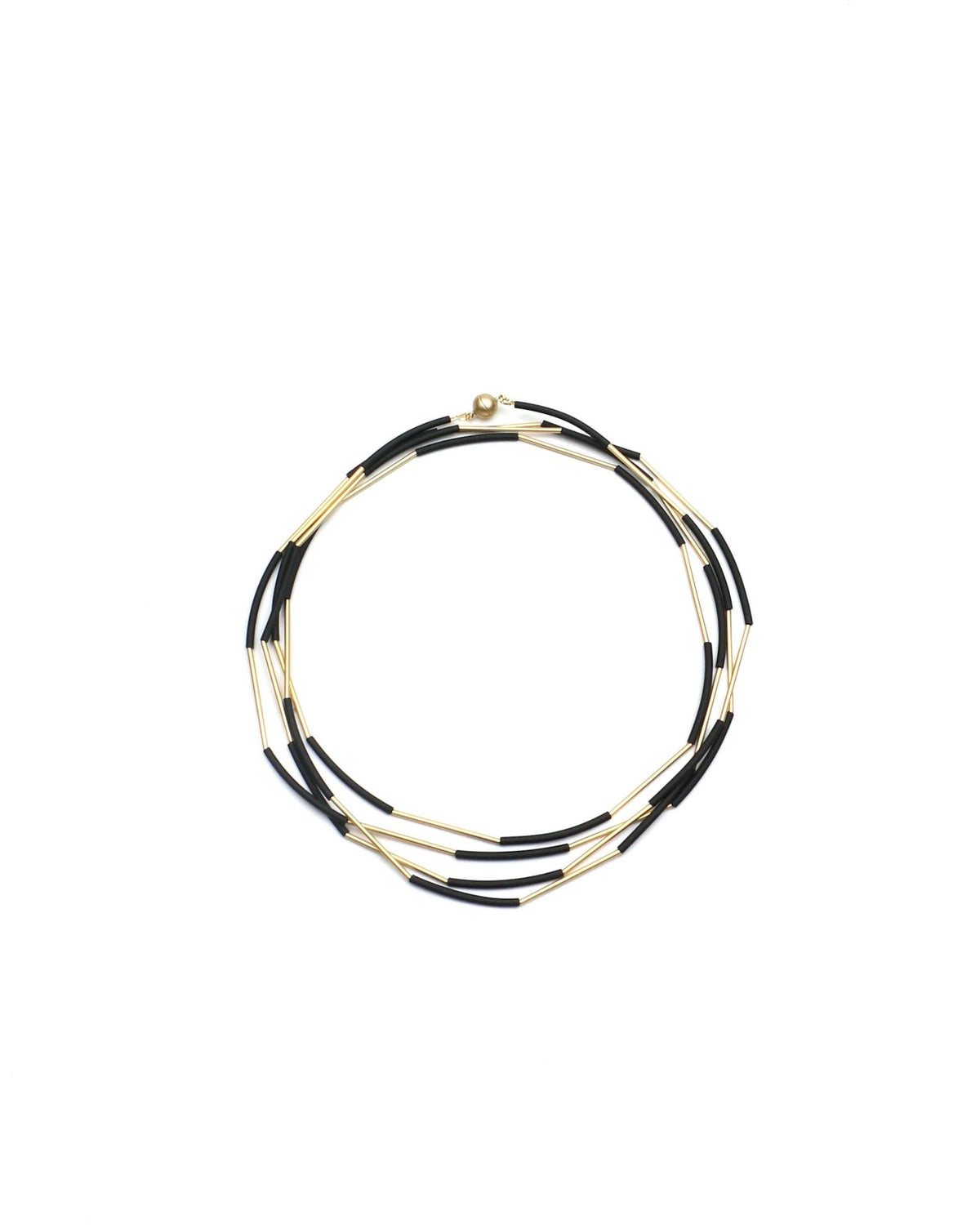 Woman wearing Nerò Gold Necklace