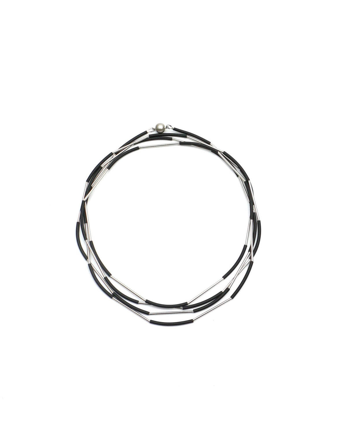 Woman wearing Nerò Rhodium Necklace