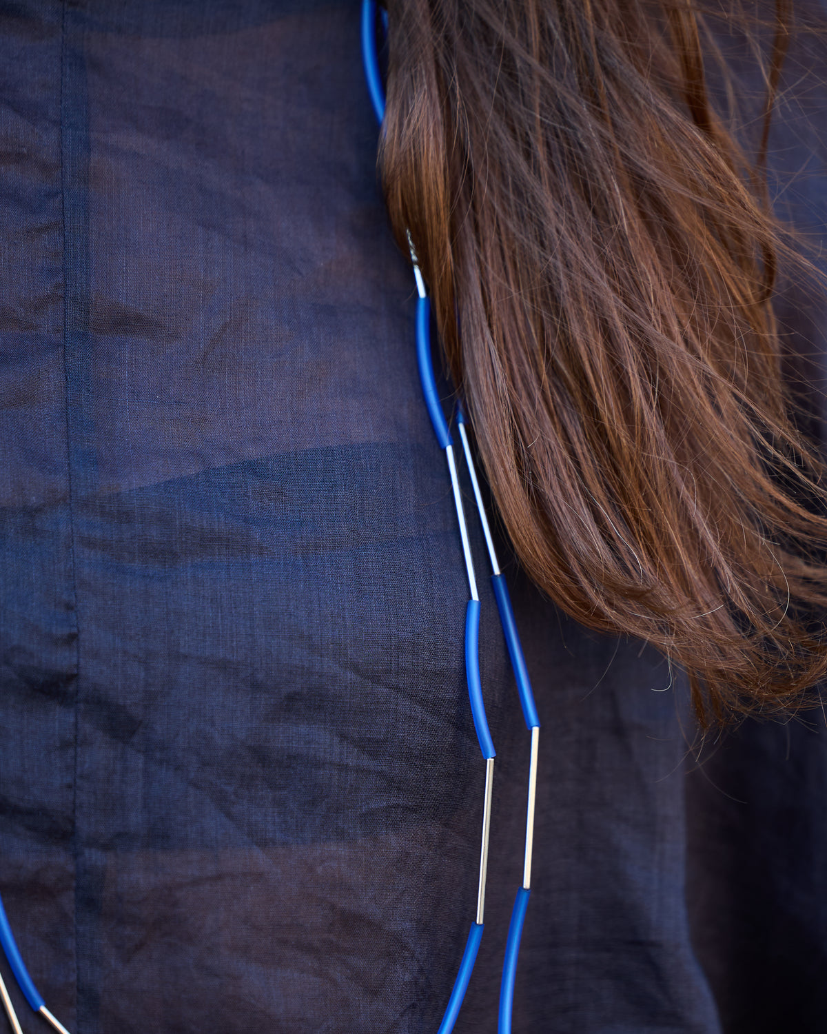 Woman wearing Nerò Rhodium Necklace