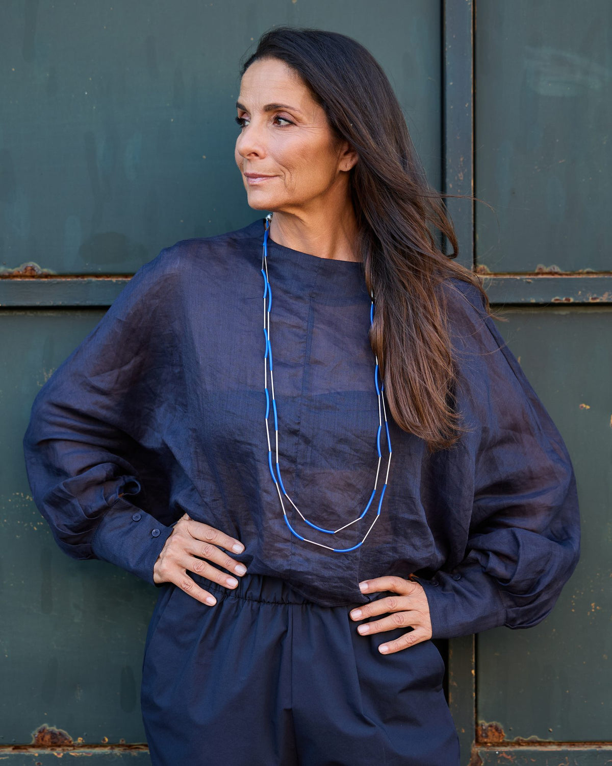 Woman wearing Nerò Rhodium Necklace