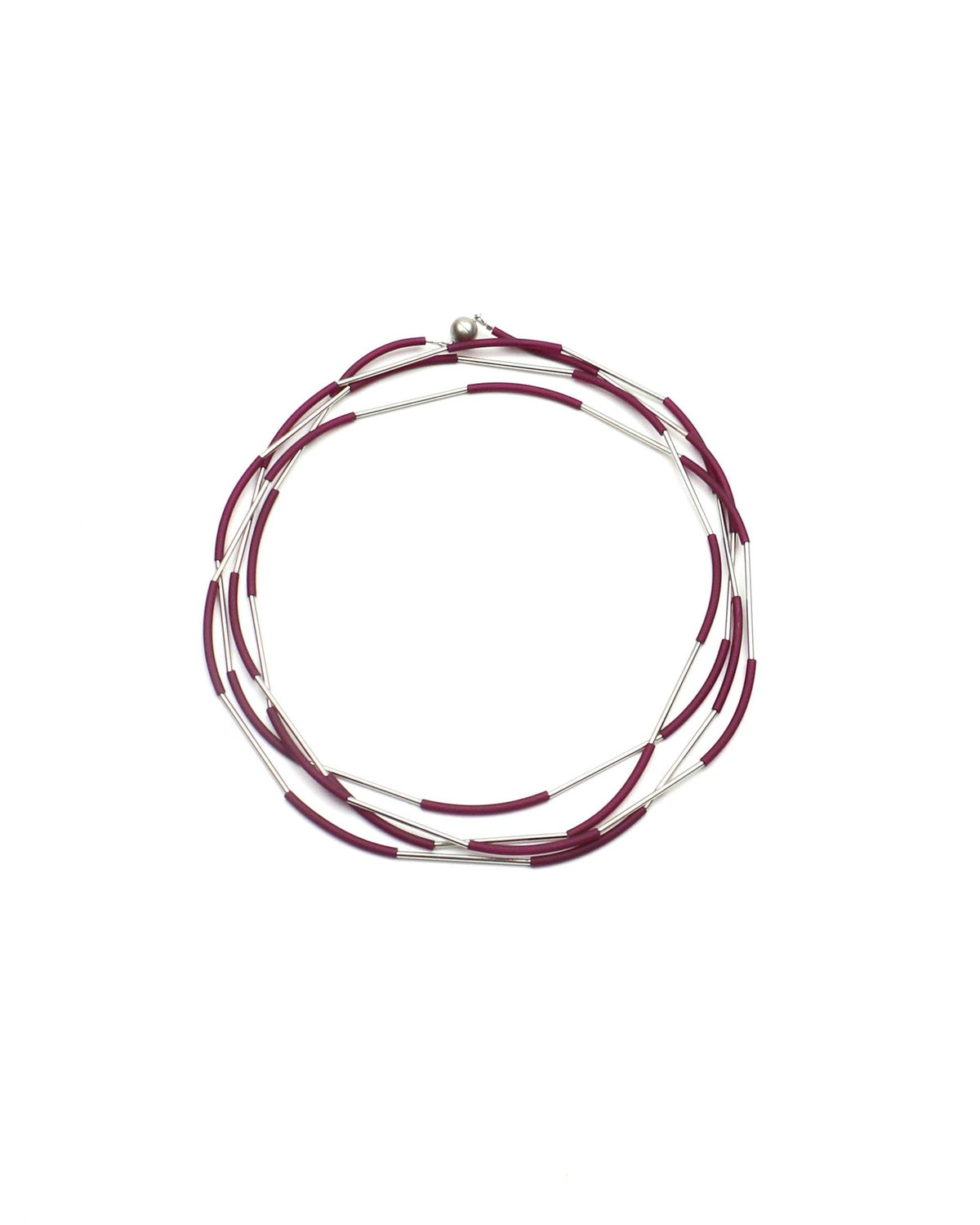 Woman wearing Nerò Rhodium Necklace
