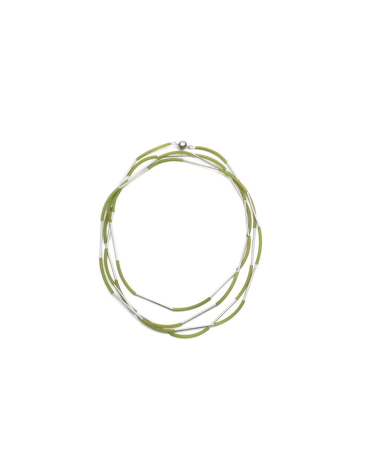 Woman wearing Nerò Rhodium Necklace