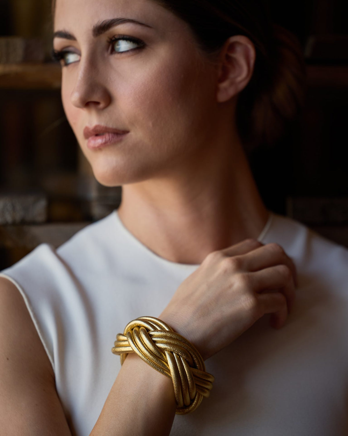Woman wearing Nodo Marino Leather Bracelet