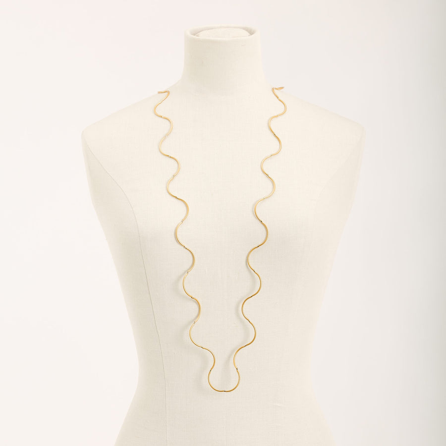 Collana Onda Oro in ottone dorato e tubini in argento dorato, su fondo chiaro