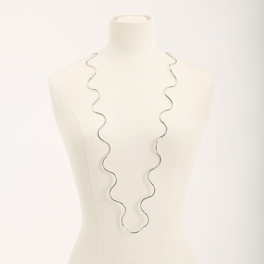 Collana Onda Rodio in ottone rodiato e tubini in argento rodiato, su fondo chiaro