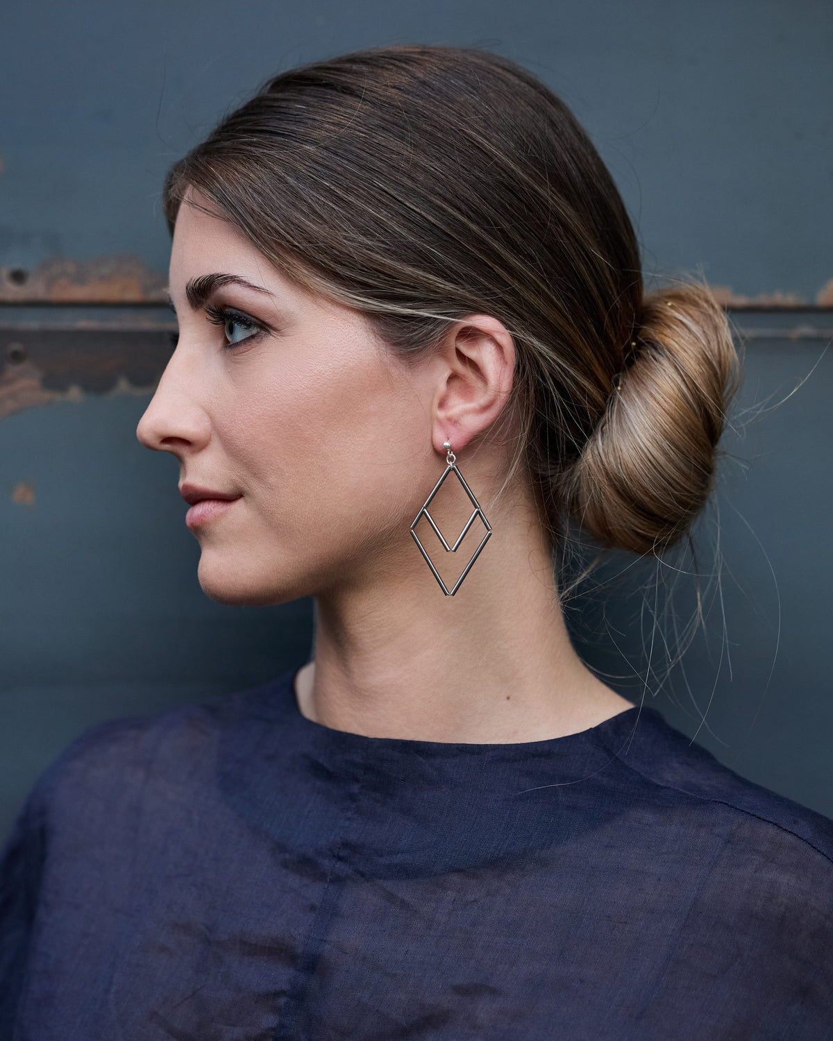 Orecchini Paloma Rodio in ottone rodiato e perno in argento 925, indossati