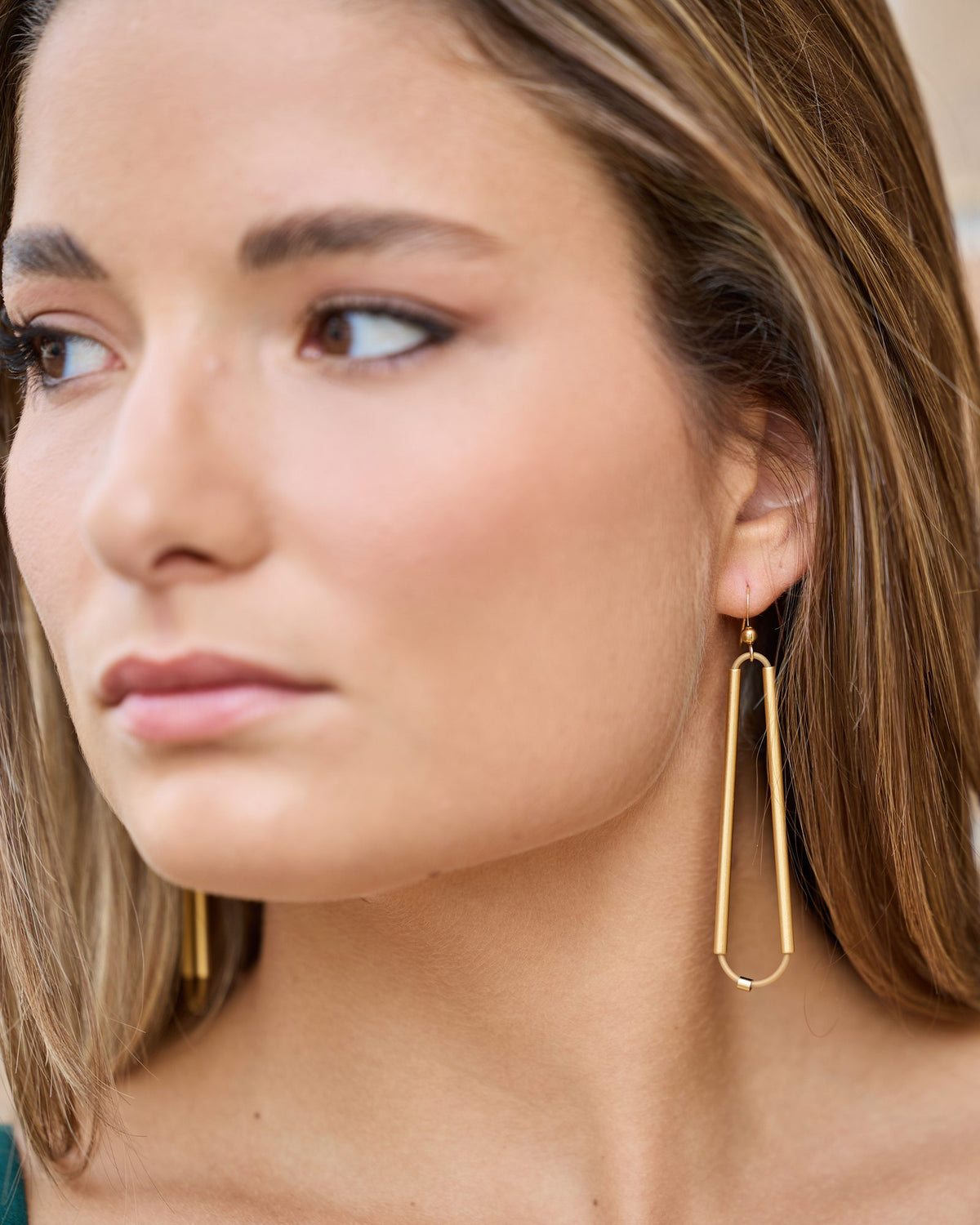Orecchini Parentesi Oro in caucciù, ottone dorato e argento, indossati