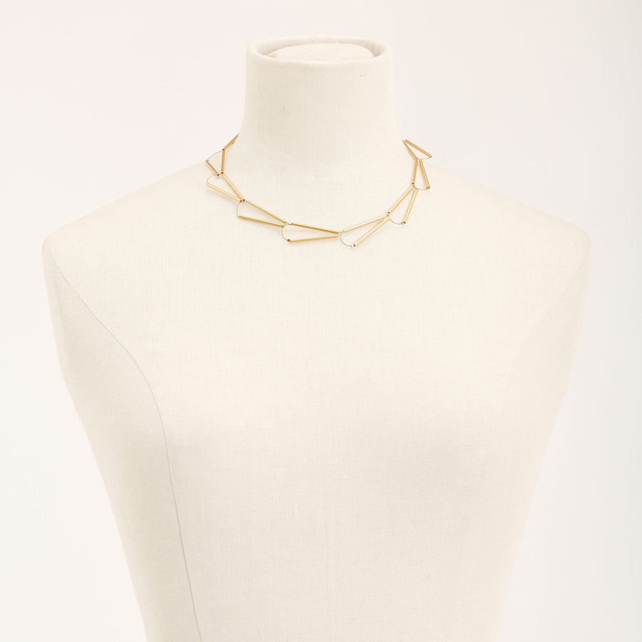 Collana Parentesi Oro in ottone dorato e argento 925, su fondo chiaro