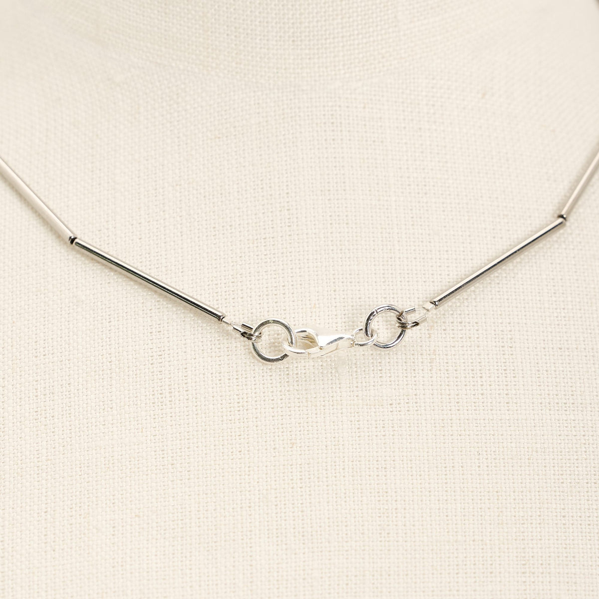 Collana Parentesi Rodio in ottone rodiato e chiusura in argento, su fondo chiaro
