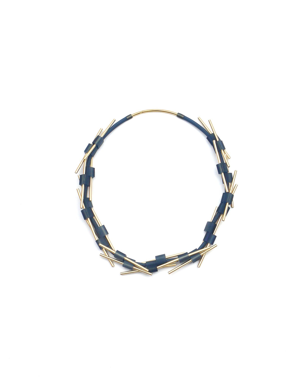 Collana Pasqua Oro in caucciù e ottone dorato, variante blu, su fondo bianco