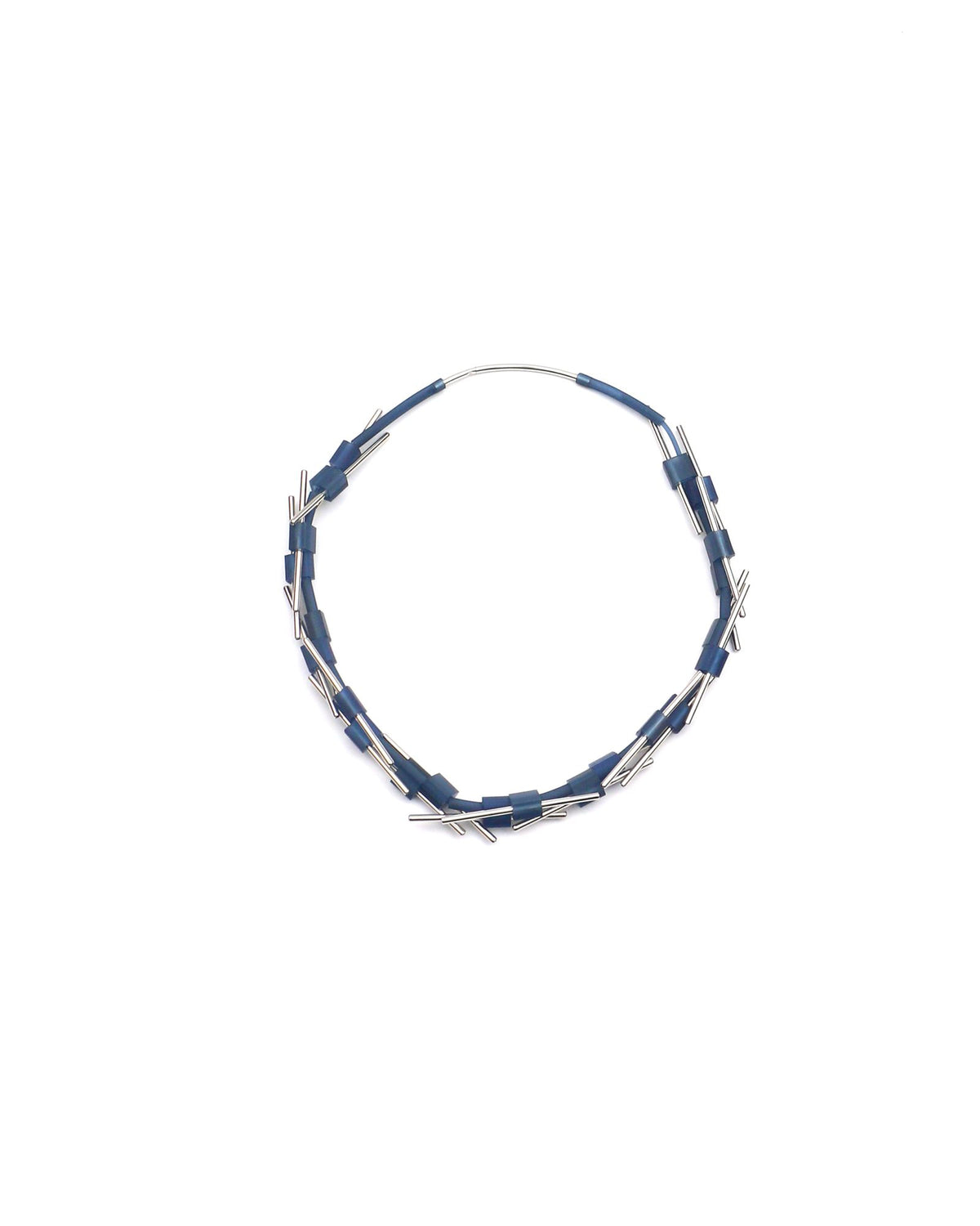 Pasqua Rhodium necklace in rubber and rhodium-plated brass, blue variant, on a white background