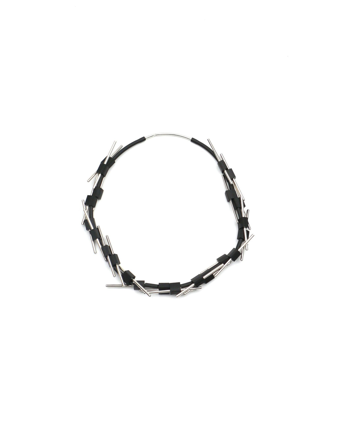 Collana Pasqua Rodio in caucciù e ottone rodiato, variante nero, su fondo bianco